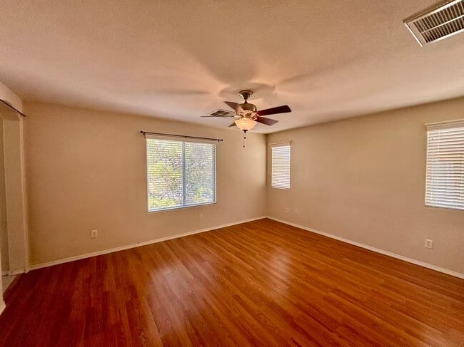 Building Photo - Beautiful 4 bedrooms home in desirable Green Valley