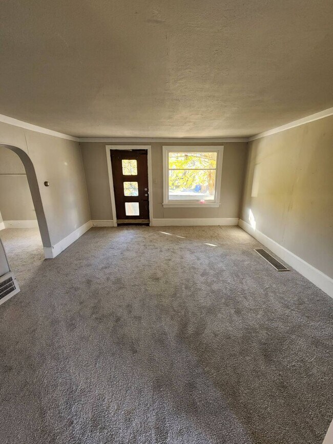 Building Photo - Charming 4-Bedroom Property in Prime Location