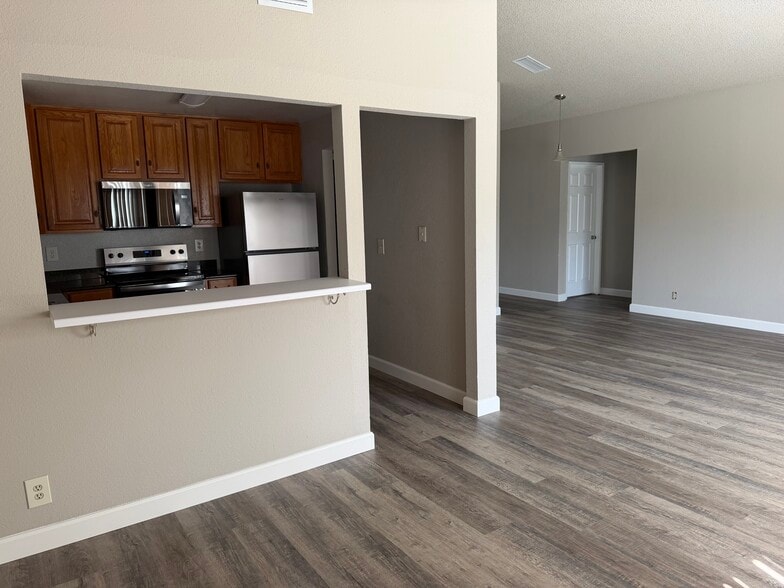 Building Photo - 807 Emperor Dr