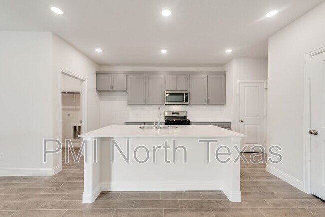 Building Photo - 717 Amenduni Ln