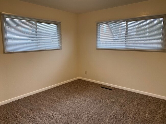 Building Photo - ~3 Bedroom Hucrest Home~