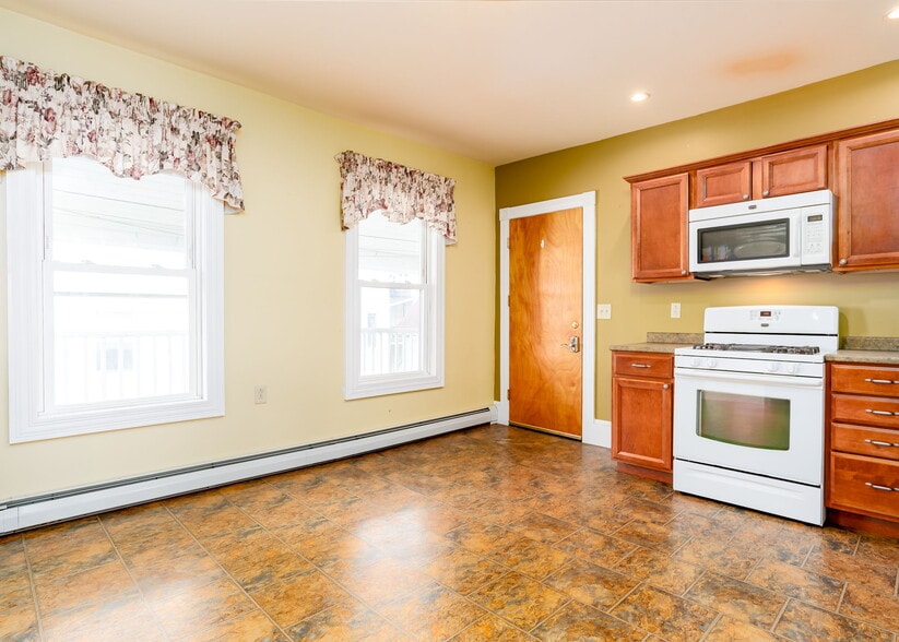 Building Photo - 18 College St