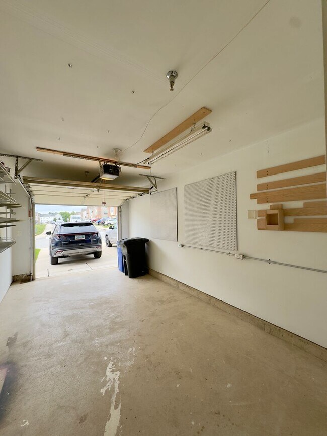 Building Photo - 170 Mohegan Dr