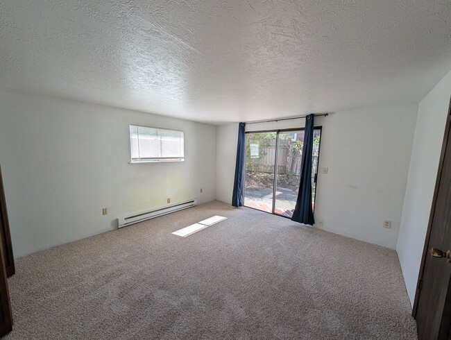 Building Photo - Well Kept Port Orchard Charmer with Stella...