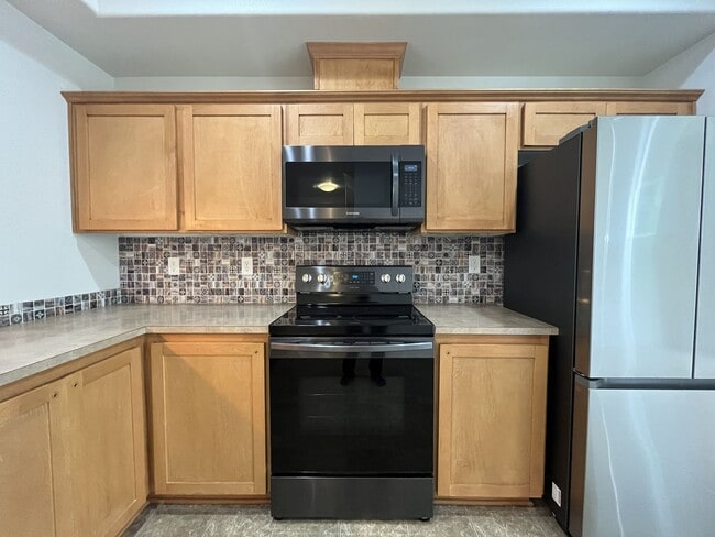 Building Photo - Beautiful 2 Bedroom Townhome with Walk-In Closets Private Deck & Attached Garage