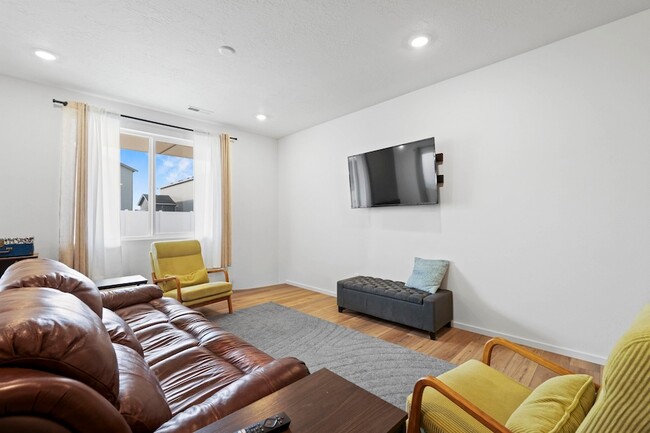 Building Photo - 10813 N Beaverhead Rd