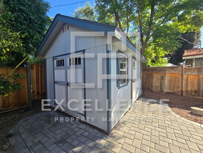 Building Photo - 3087SF 2 Story 5/2.5 House - Community Cab...
