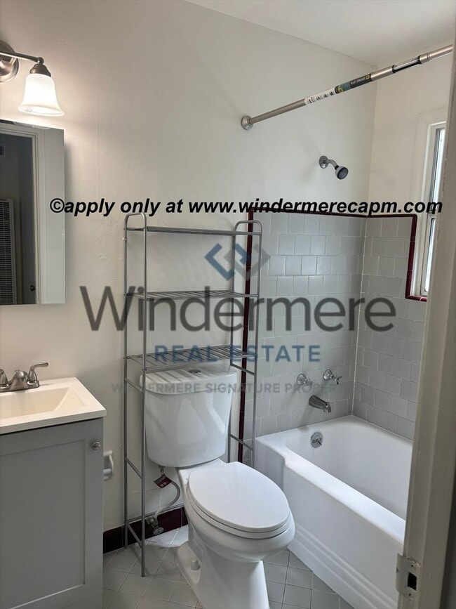 Building Photo - Adorable 1 bed Apartment set in an intimate 8 unit community in New Era Midtown!