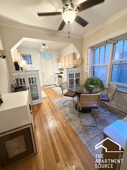 Building Photo - 822 W Wrightwood Ave