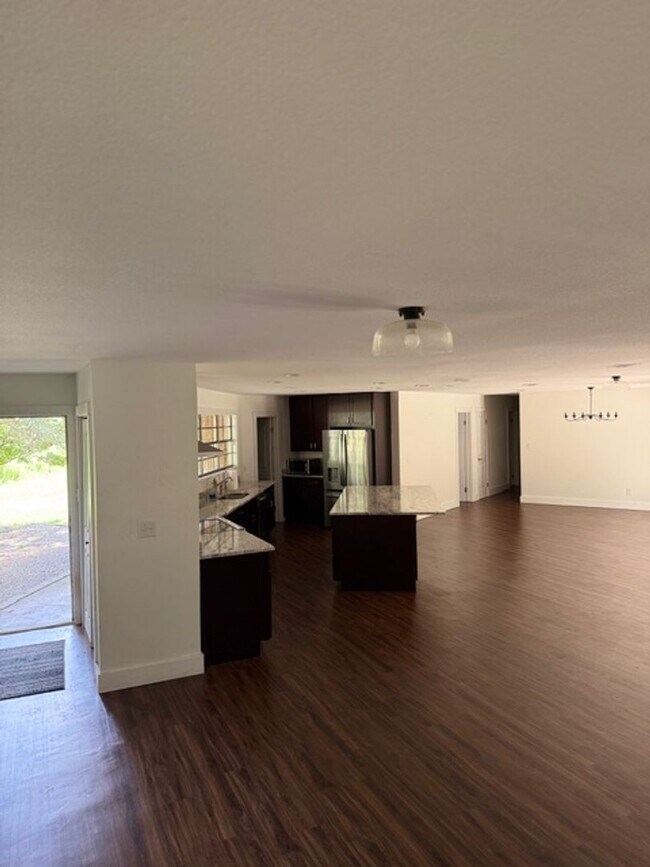 Building Photo - Beautiful single-family home on Ox Bottom available now