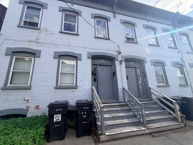 Building Photo - 357 Monroe St