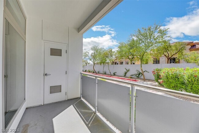 Building Photo - 8925 W Flamingo Rd