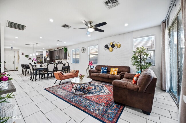 Building Photo - 10829 W Hadley St