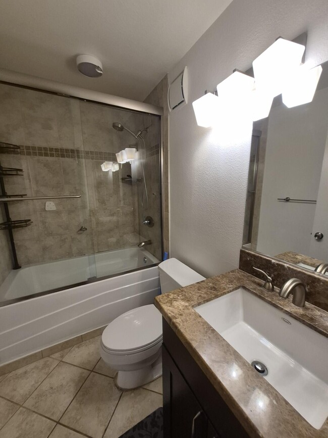 Building Photo - 600 W 9th St