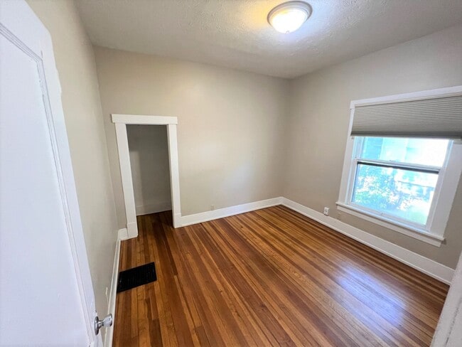 Building Photo - Prime Location 4 Bed House - Leasing 26/27 School Year