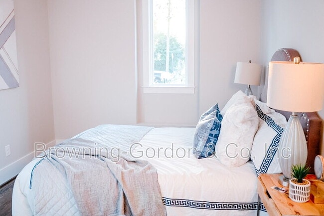 Building Photo - 2156 Byrum Ave