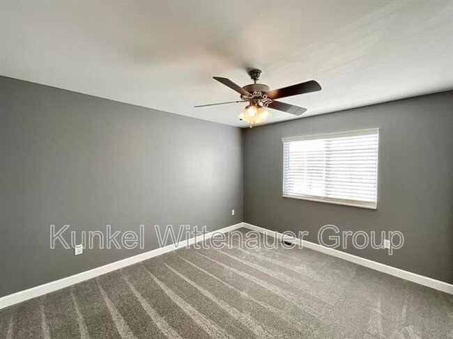 Building Photo - 704 Fountain View Dr