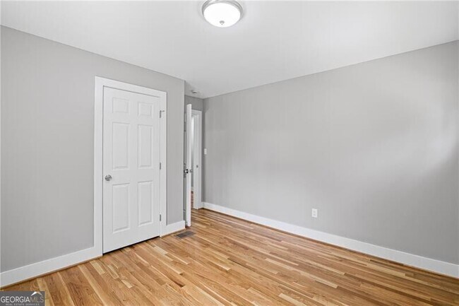 Building Photo - 2889 Macon Dr SW