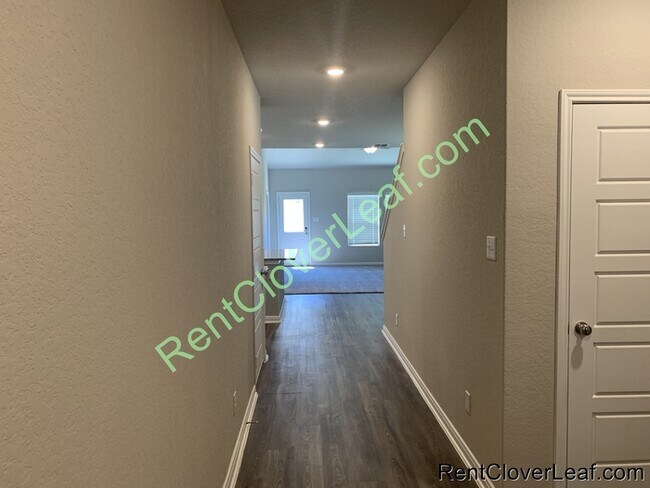 Building Photo - Available Now: 5 bed 3 Full bath