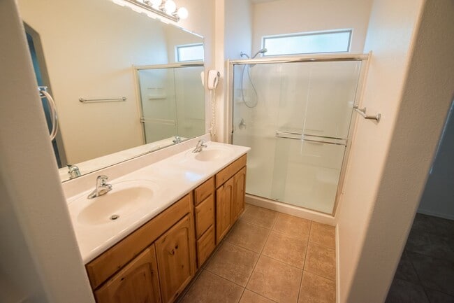 Building Photo - Charming 4 Bedroom, 3 Bath Home, with 2 Ca...