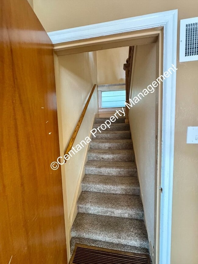 Building Photo - 5 bedroom 3 bath house with fenced yard