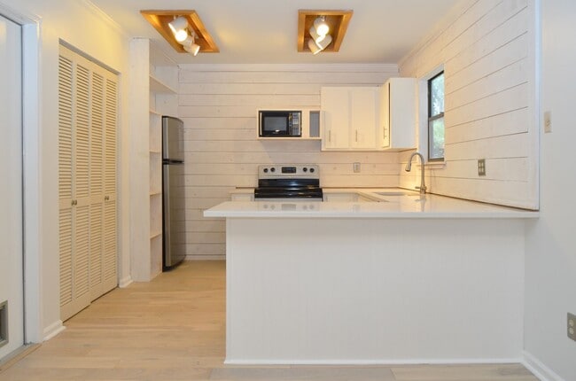 Building Photo - Live in the Heart of Amelia Island!