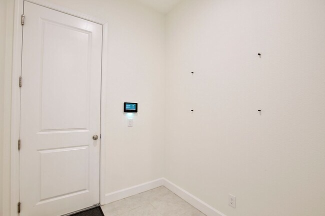 Building Photo - Elegant 5-Bedroom Pool Home for Rent in Sa...