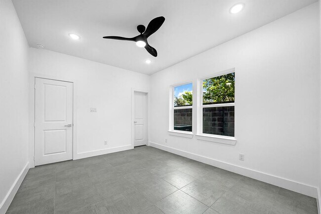 Building Photo - 2122 Oatfield Dr