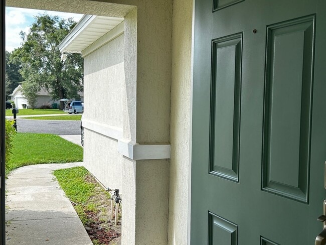 Building Photo - Close to Shopping, Restaurants, Schools & Beach!