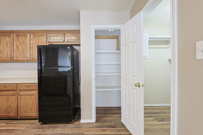 Building Photo - Don't miss this 2 Bedroom Duplex