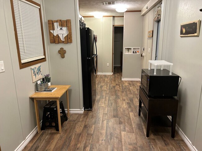 Building Photo - ALL BILLS PAID! COZY FURNISHED MOBILE HOME...