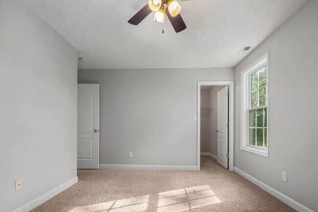 Building Photo - 4 Bedroom 2.5 Bath Home