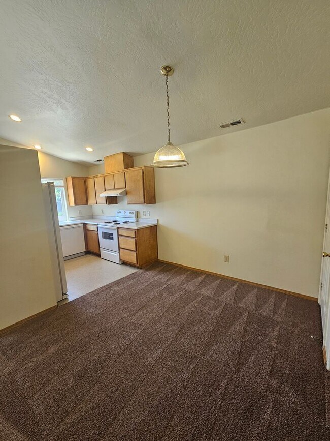 Building Photo - 3 Bedroom Home Near Schools!