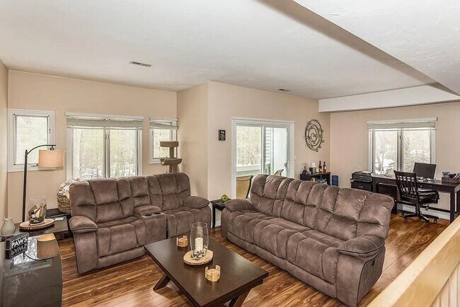 Building Photo - Charming 2BR Condo in South Weymouth