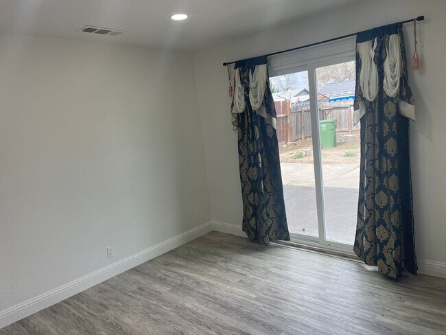 Building Photo - 3br/1.5ba, 2-car Attached garage - Good location