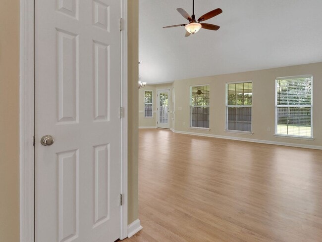 Building Photo - 3 Bed/2 Bath Home in Main Street!