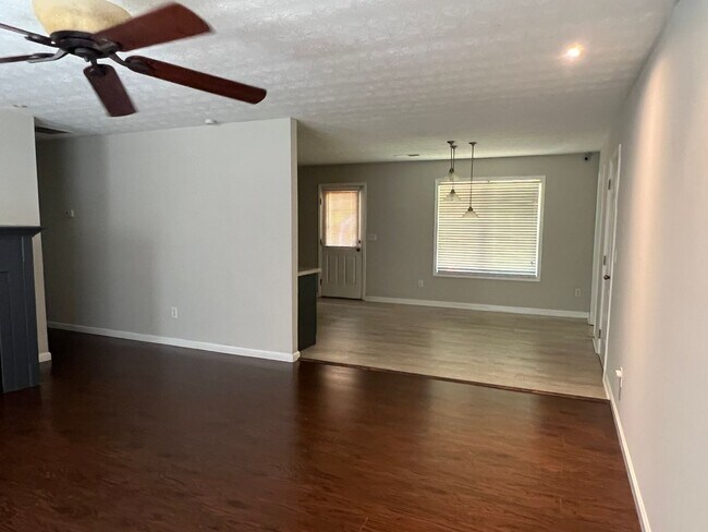 Building Photo - Charming 3 Bedroom 2 Bath home on large lot