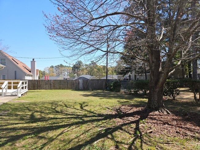 Building Photo - 107 Robinwood Dr