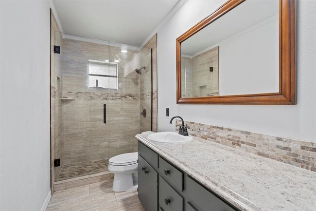 Building Photo - Perfectly Located Home Near Downtown Round...