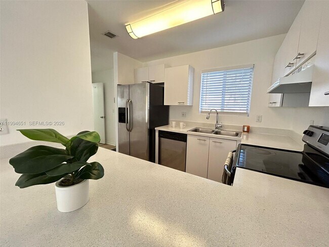 Building Photo - 6255 SW Kendale Lakes Cir