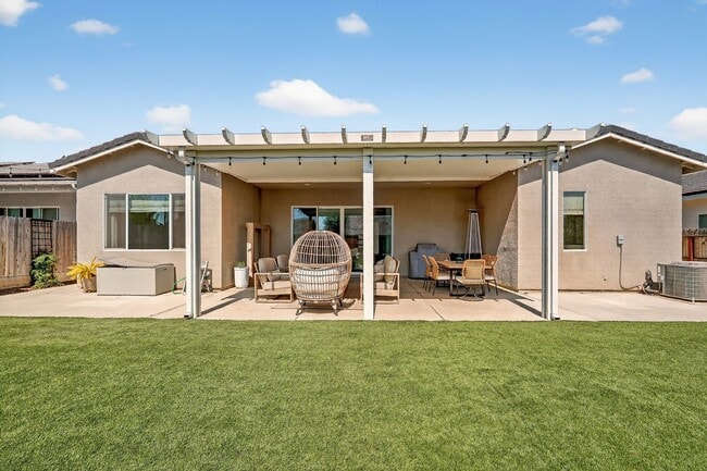 Building Photo - Charming 4BR House in Madera