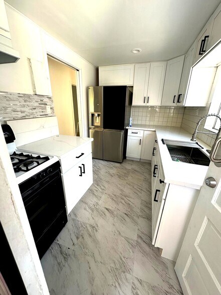 Building Photo - 1182 N Kingsley Dr