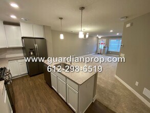 Building Photo - Luxury Townhouse Available June 1st, High End Finishings, Quartz Counters, Large Loft, Huge Prima...