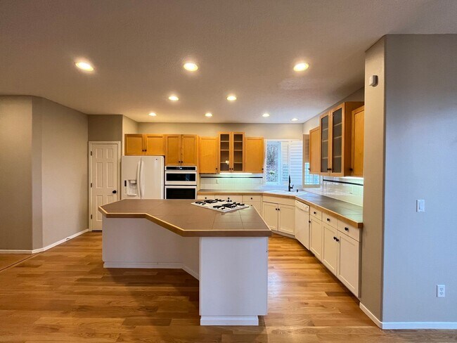 Building Photo - Immaculate 4 bedroom, 3.5 bathroom, tri-level Home in Tigard!! Expansive Views, Office space, Gam...