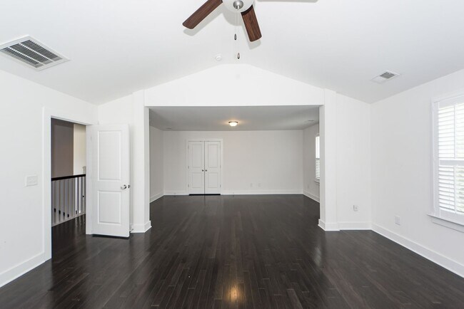 Building Photo - 4 Bedroom 3.5 Bath House in Lawton Park - ...