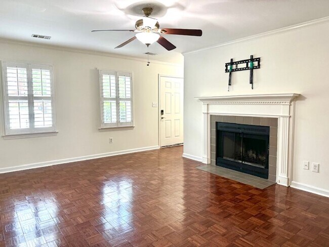 Building Photo - LIVE IN THE HEART OF FOREST ACRES
