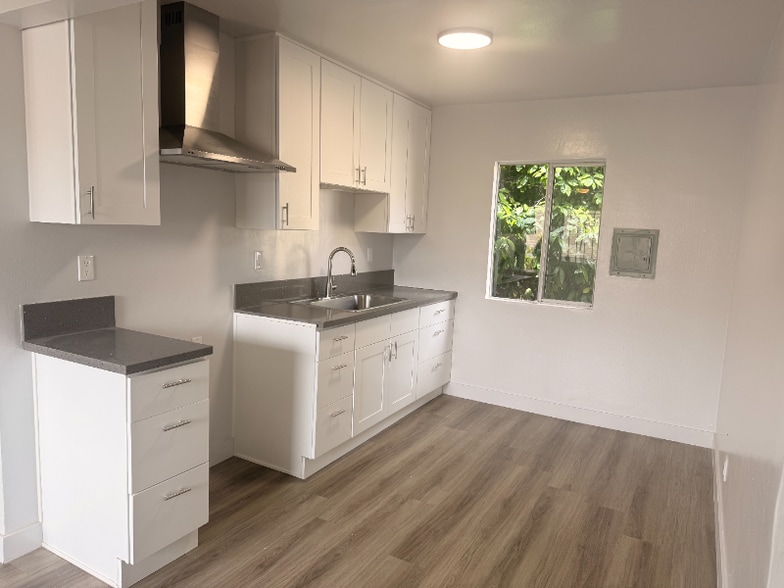 Building Photo - 115 E Colden Ave