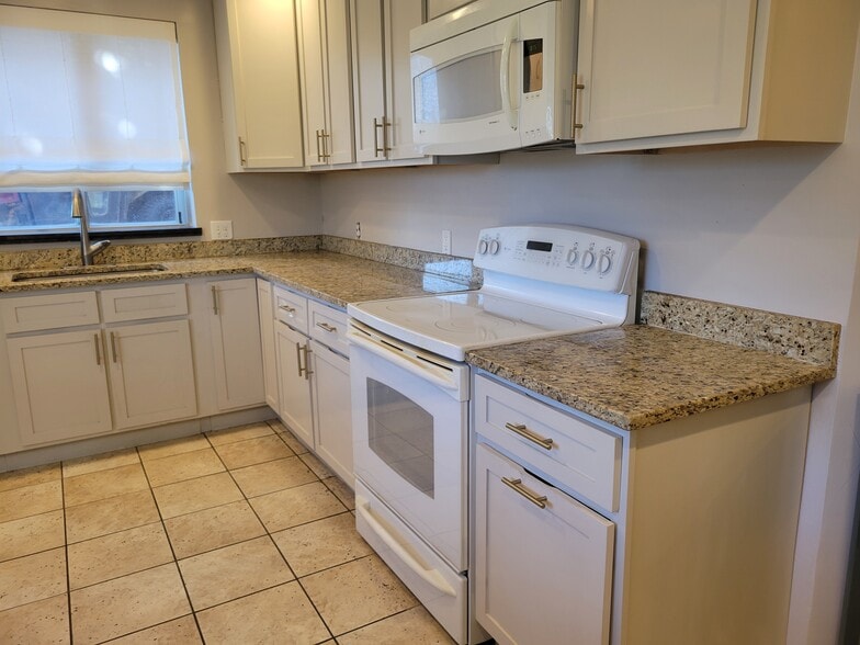Kitchen - 16061 W 56th Plz