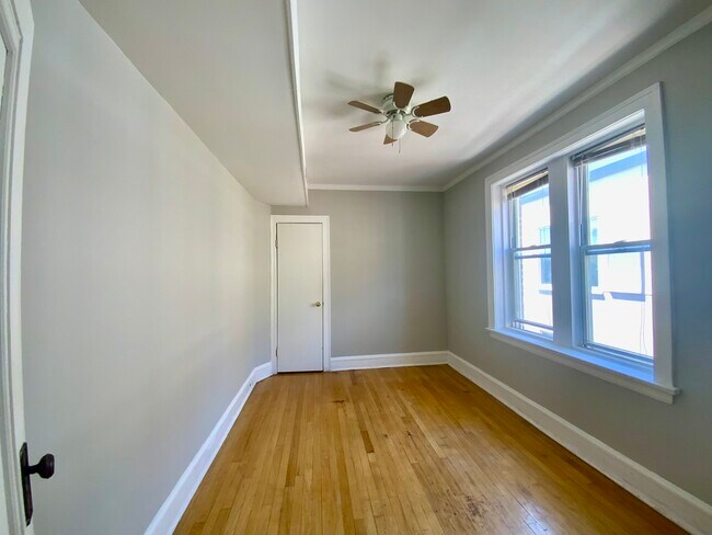 Building Photo - 5511 W Diversey Ave