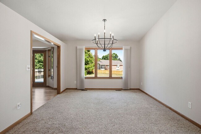 Building Photo - 4 Bedroom 3 Bathroom Duplex in Emerald Glen
